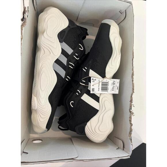 $139 Adidas Men’s Trae Young 3 Basketball Size 11.5 Black White  IE9362 main image 4